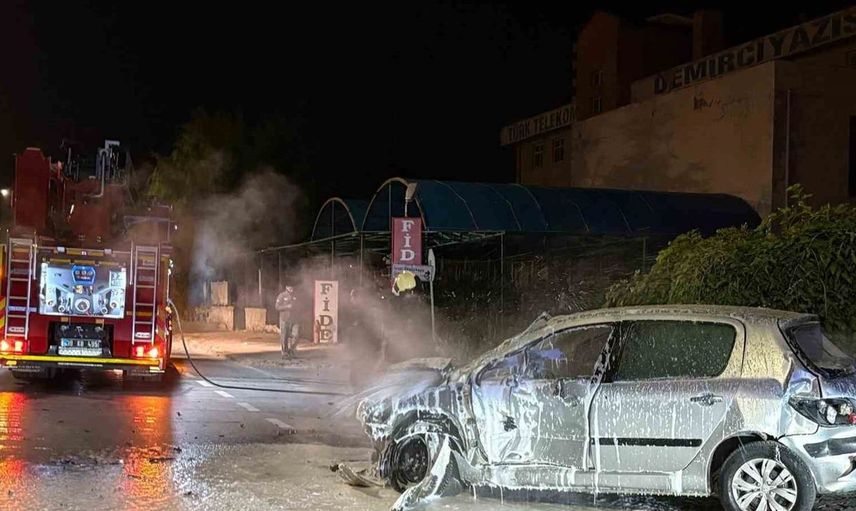 Kayseri'de kontrolden çıkan otomobil park halindeki araçlara çarptı: 2 yaralı