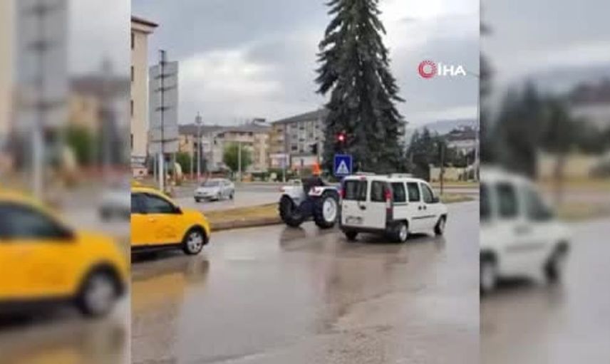 Bolu’da traktör sürücüsünden yağmura karşı dubalı önlem