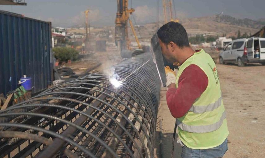 Kahramanmaraş’ta 3 katlı köprülü kavşak projesi hızla yükseliyor