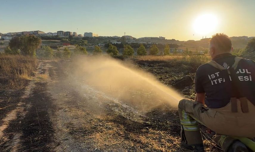 Beylikdüzü’nde otluk alanda çıkan yangın hızlıca kontrol altına alındı