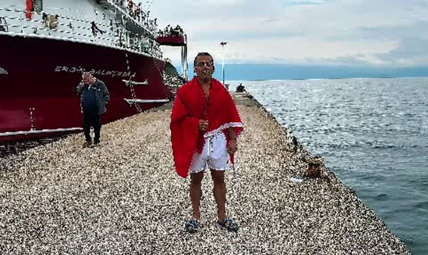 Yağmur altında Cumhuriyet coşkusu: Türk bayrağıyla denize atlayan genç