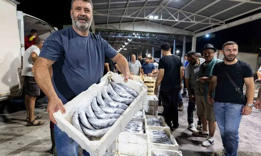 İzmirli balıkçılar sezonu açtı: Başkan Tugay mezatta yalnız bırakmadı