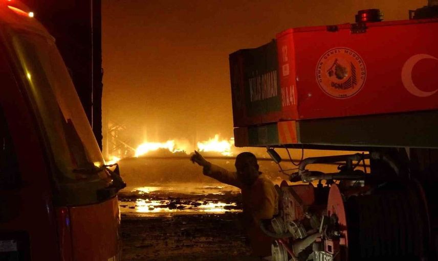 Kilis'te ambalaj fabrikasında yangın çıktı, itfaiye eri yaralandı