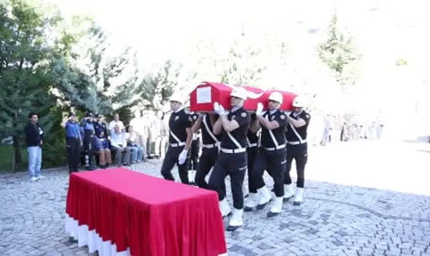Elazığ'da trafik kazasında hayatını kaybeden polis memuru son yolculuğuna uğurlandı