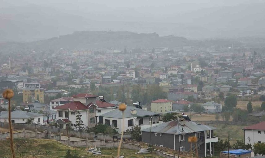 Van'da yağmur ve sis, günlük yaşamı olumsuz etkiledi