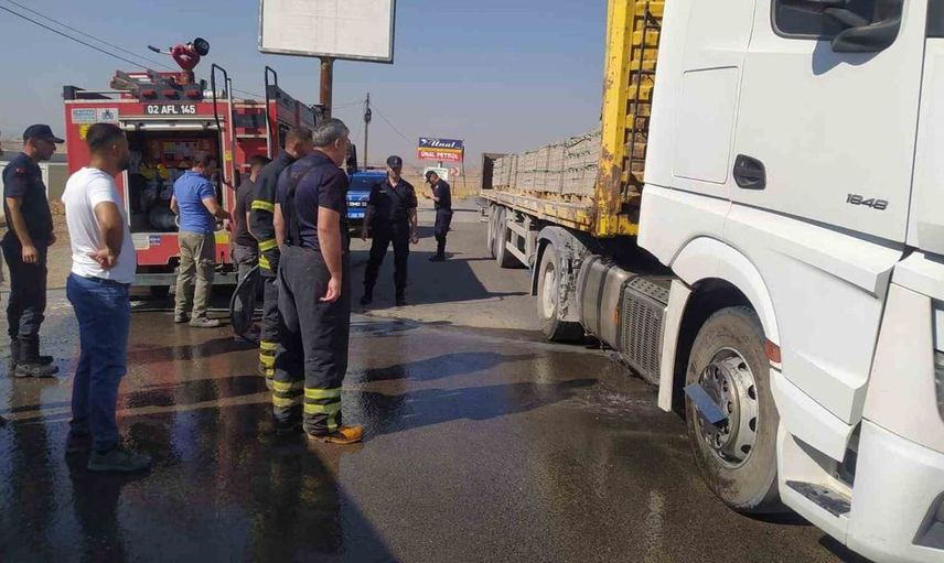 Adıyaman'da kilitli parke taşı yüklü tırda yangın paniği