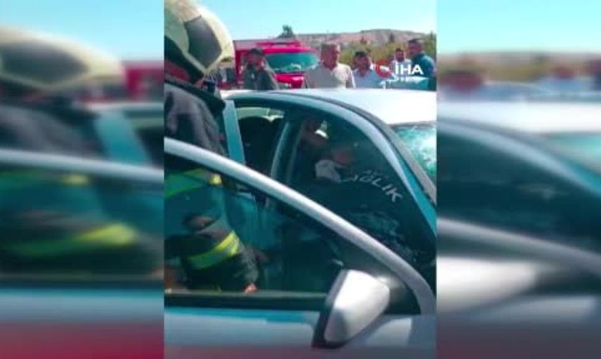 Kamyonun altına giren otomobilde 3 kişi yaralandı