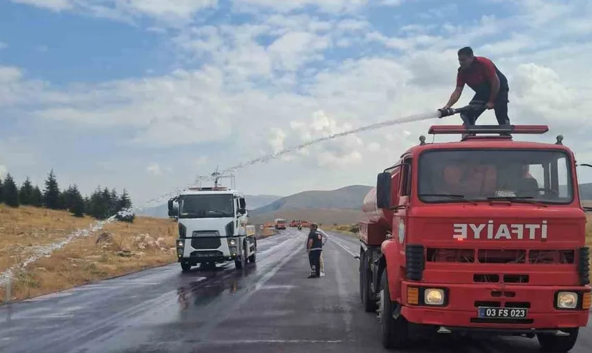 Afyonkarahisar'da kimyasal maddenin yol üzerindeki mor etkisi dikkat çekti