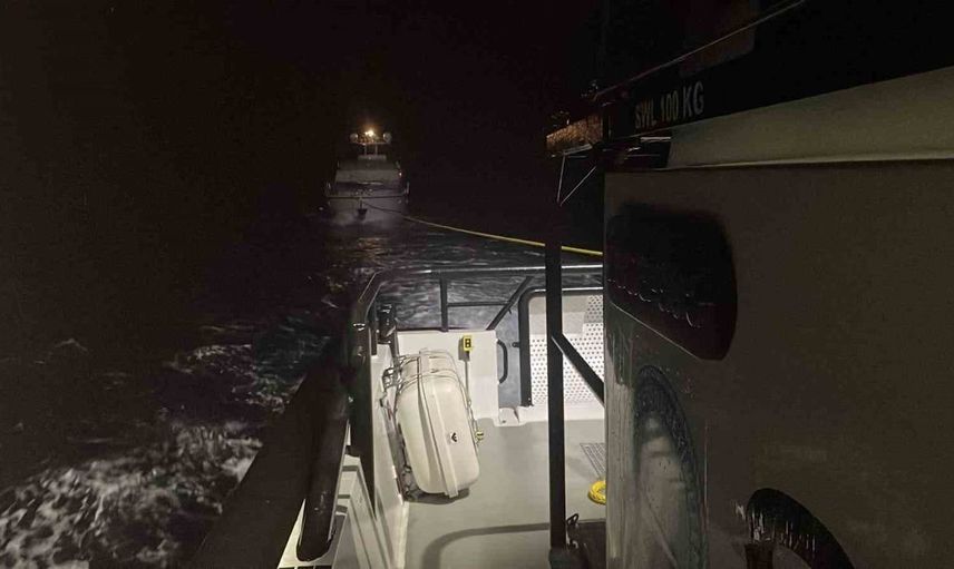 Çanakkale'de makine arızası yapan teknedeki üç kişi kurtarıldı