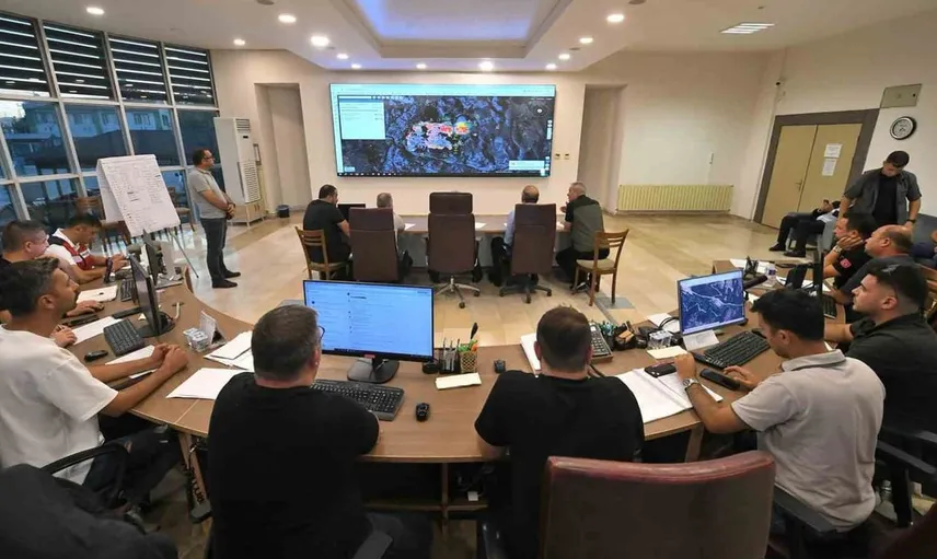 Sındırgı orman yangınında müdahale hız kesmeden devam ediyor