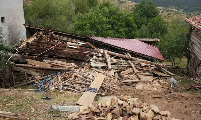 Kastamonu'da tadilat sırasında çöken evde 5 kişi yaralı kurtarıldı