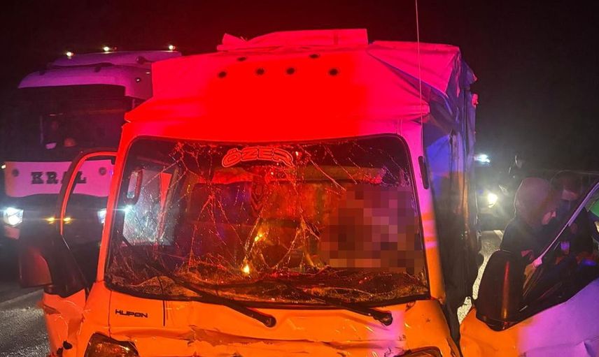 Bilecik'te otobüs ve kamyonet çarpıştı, bir kişi hayatını kaybetti