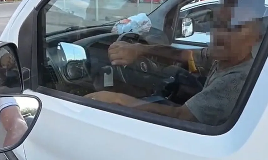 Erzurum'da yol tartışması yerine dostluk gülümsemeleri: Motosiklet ve otomobil sürücüsü arasında sıcak anlar