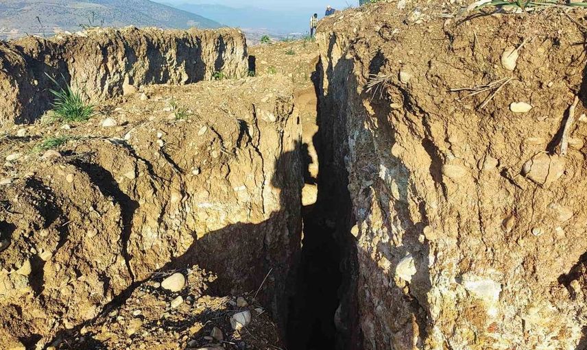 Yozgat'ta tarım arazisinde meydana gelen çökme tedirgin ediyor