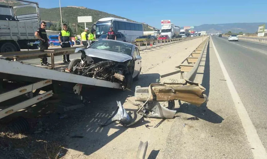 Kontrolden çıkan otomobil bariyerleri aşıp refüje girdi: kazada 3 yaralı