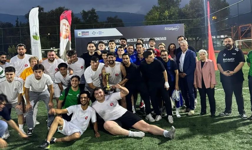 Kurtuluş Kupası'nda gençlik meclisleri futbol sahasında buluştu