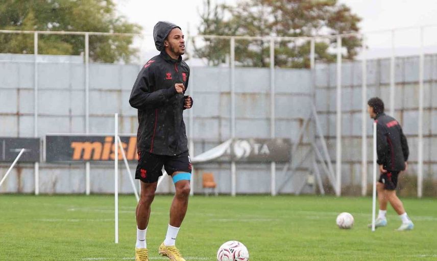 Sivasspor, Sarıyer maçı için yağmur altında idman yaptı