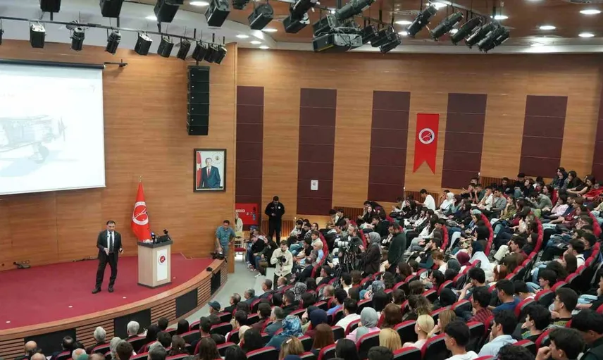 TUSAŞ genel müdürü Dr. Mehmet Demiroğlu öğrencilere havacılık projelerini anlattı