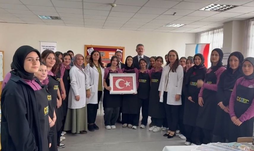 Erzincan'da öğrencilere kâğıt rölyef kursu ile yaratıcılık destekleniyor