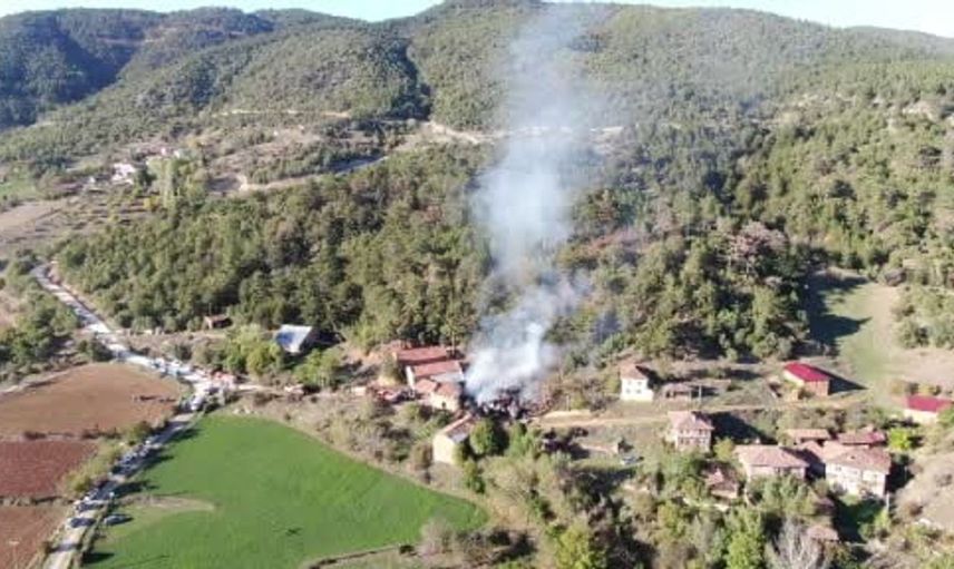 Kastamonu'da orman kenarındaki yangın 2 katlı evi kül etti