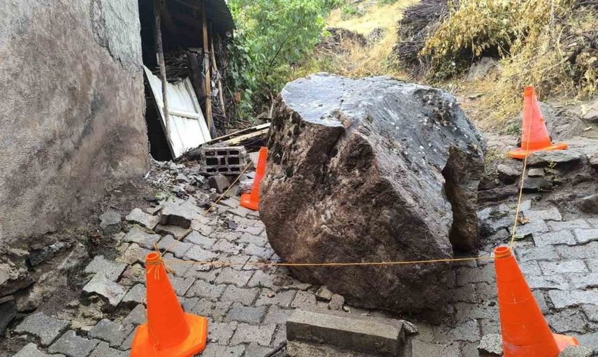 Çatak’ta etkili yağış sonrası yamaçtan kaya düştü