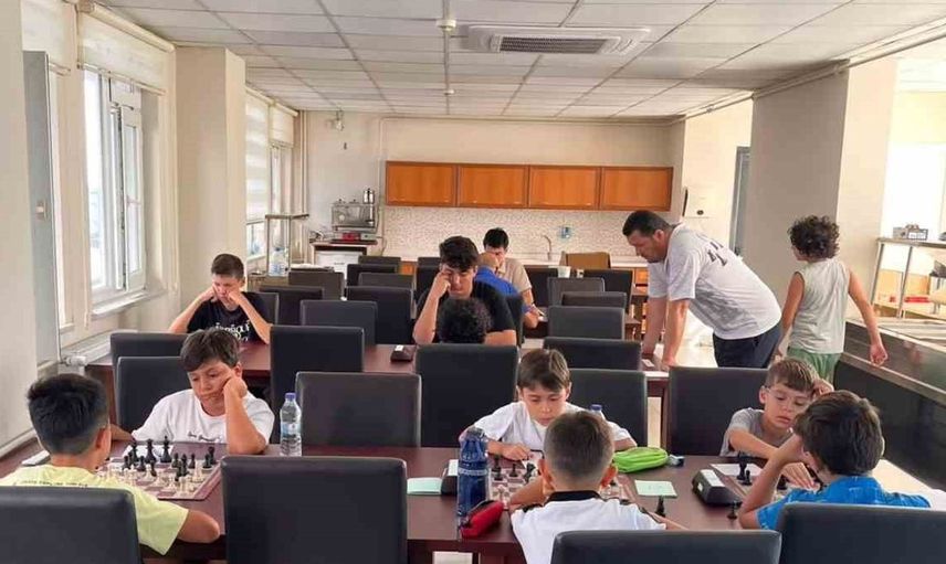 Sinop'ta öğrenciler satranç şampiyonluğuna adım attı