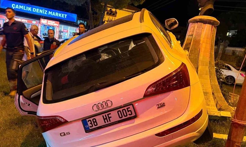 Baygınlık geçiren sürücü otomobiliyle büstü aştı: 2 kişi yaralandı