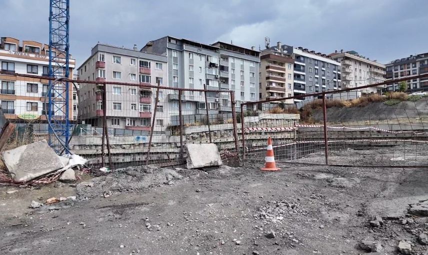Avcılar'da katlı otopark inşaatında çalışan işçi 15 metreden düştü