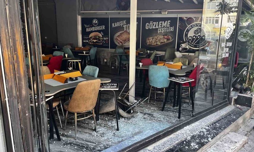 Niğde'de kontrolden çıkan otomobil iş yerine daldı