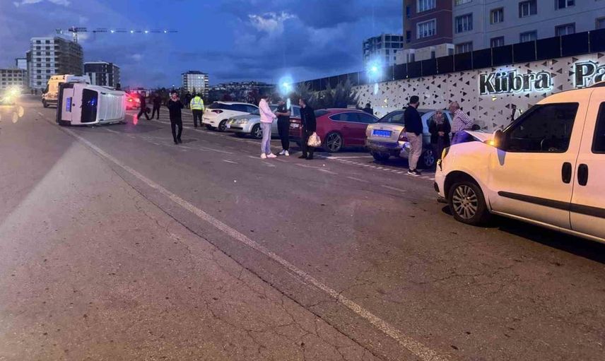 Kayseri’de minibüs kaza yaptı: Park halindeki otomobile çarparak yan yattı