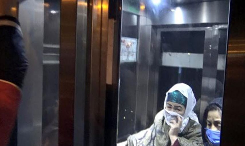 2 Kadın Metrobüs Asansöründe Kaldı