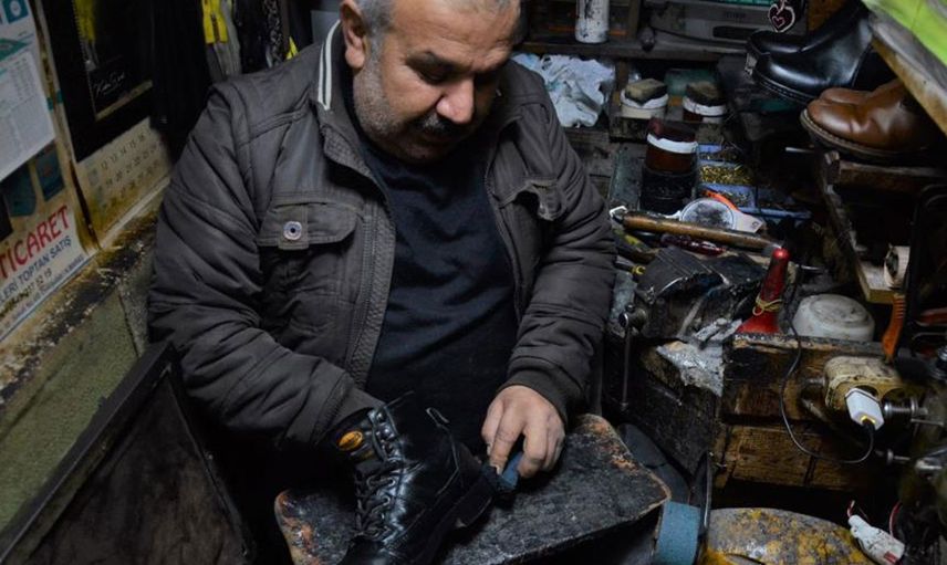 2 Metrelik Alanda 32 Yıllık Meslek: Hiç Giyemediği Ayakkabıları Başkaları İçin Tamir Ediyor