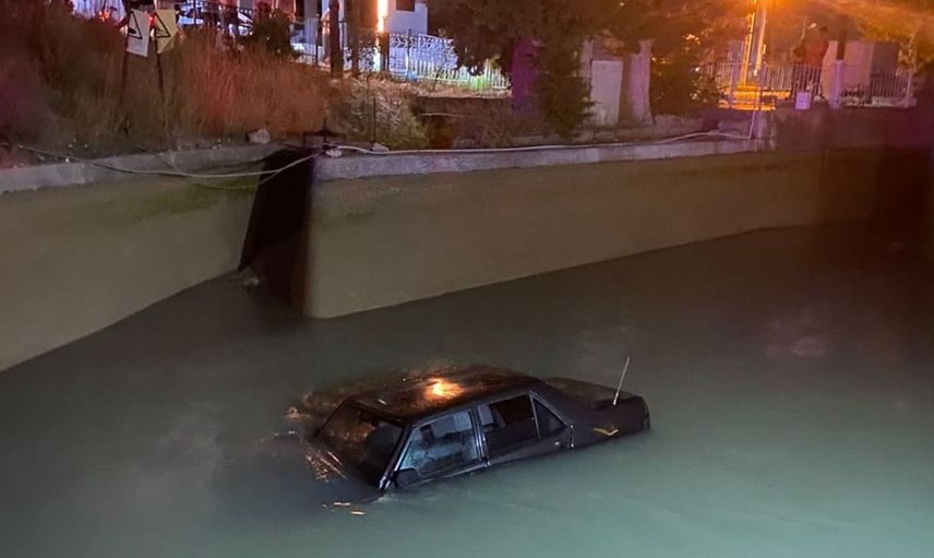 Kanala düşen otomobilin kurtarılması sırasında ilginç anlar yaşandı