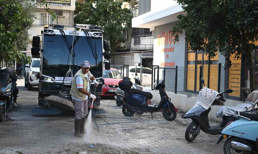 Kuşadası'nda temizlik çalışmaları hız kesmeden devam ediyor