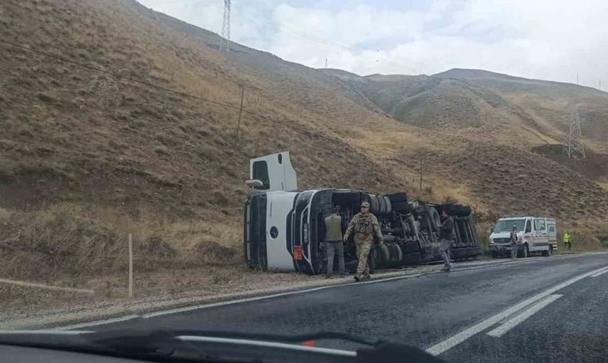 Hakkari'de yağış nedeniyle tanker devrildi