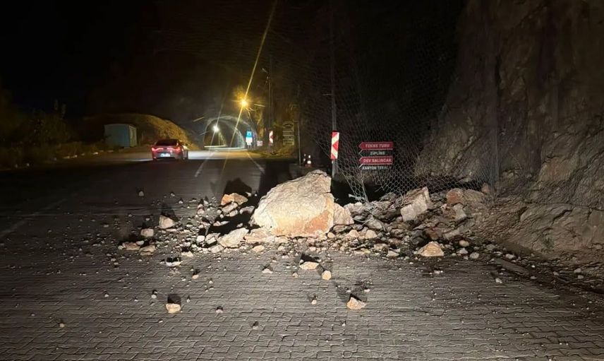 Kemaliye Taş Yolu'nda kaya düşmesi sonrası güvenlik çalışmaları sürdü