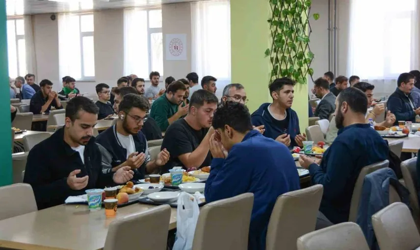 Kütahya Valisi Işın, üniversite öğrencileri ile kahvaltıda bir araya geldi