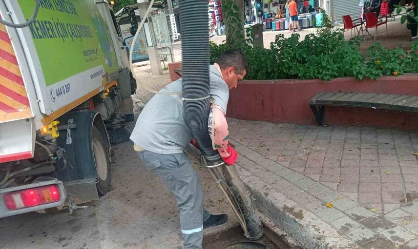 Kemer Belediyesi kış öncesi mazgal temizliğini tamamladı