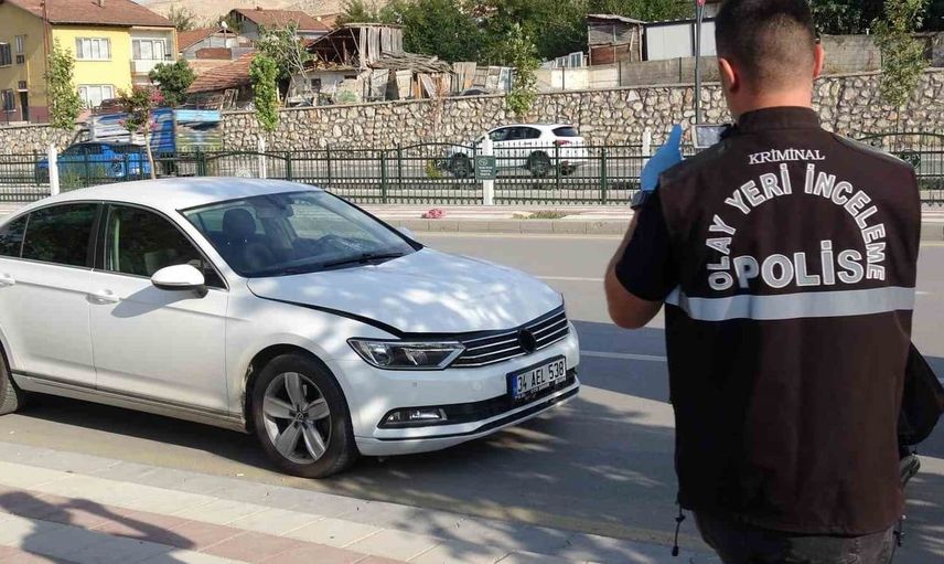 Yolda yürürken otomobilin çarptığı yaşlı adam hastaneye kaldırıldı