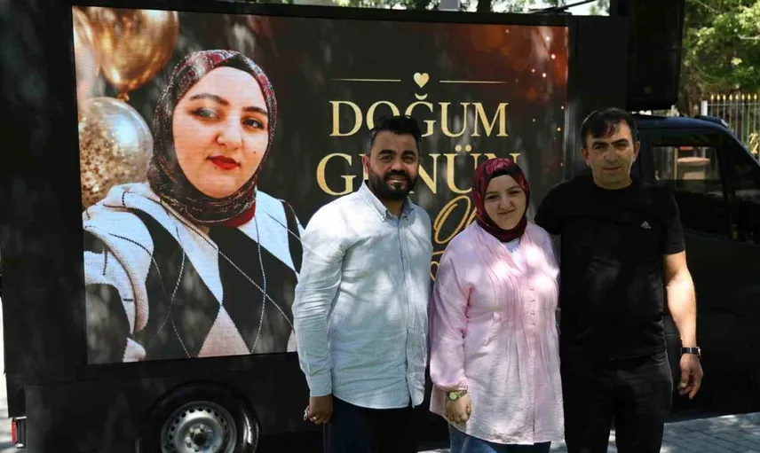 Sivas'ta işitme engelli Esra'ya sürpriz doğum günü kutlaması