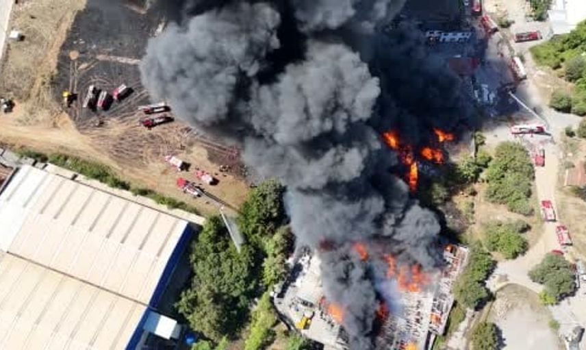 Tuzla'daki yangında patlama anları dron görüntüleriyle kaydedildi