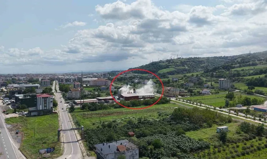 Tekkeköy'de fabrika bacasından yükselen duman paniğe neden oldu