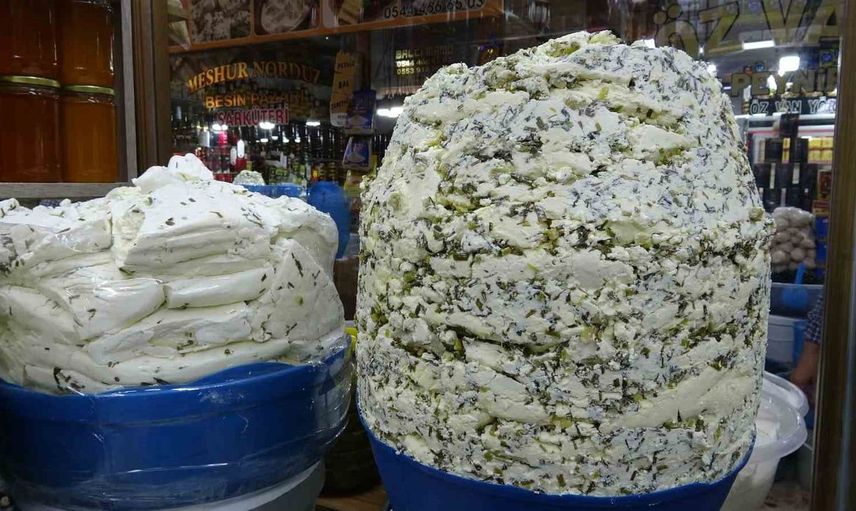 Van'ın otlu küp peyniri, kış hazırlıklarıyla tezgâhlarda