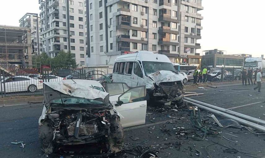 Diyarbakır'da otomobil ile minibüs çarpıştı: 3 yaralı