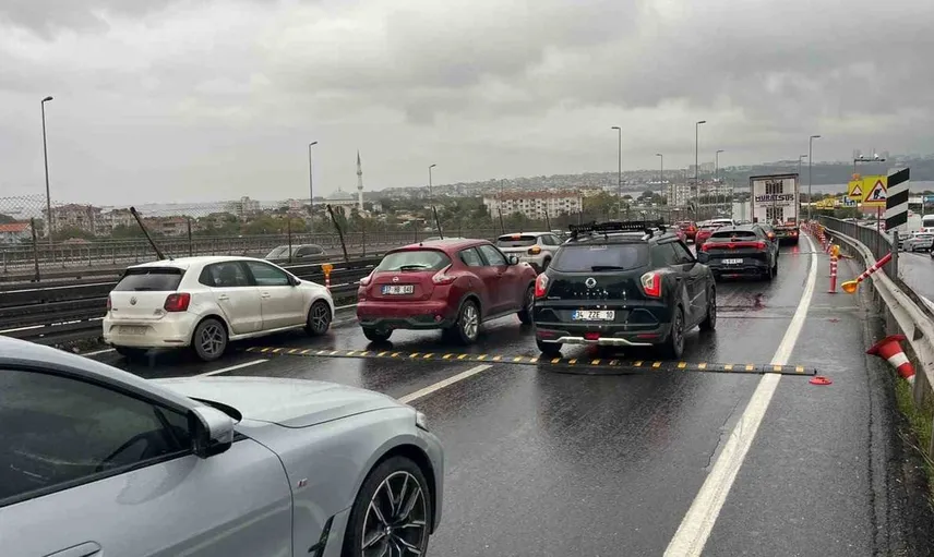 Küçükçekmece'de D-100'deki derz çalışmaları trafiği felç etti