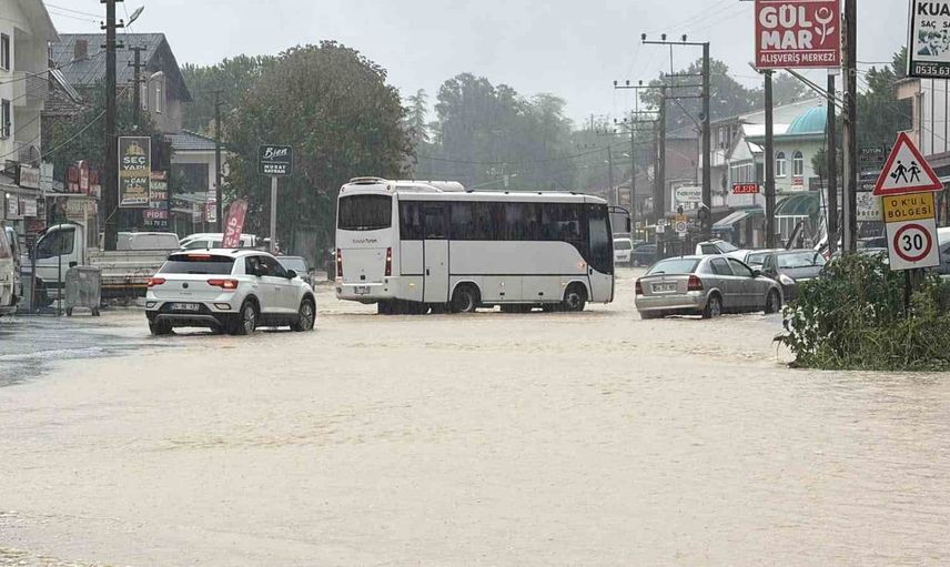 Sakarya'da sağanak yağışlar günlük yaşamı olumsuz etkiledi