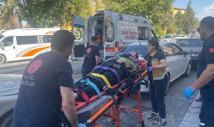 Karaman'da otomobil park halindeki araçlara çarptı: 3 kişi yaralandı
