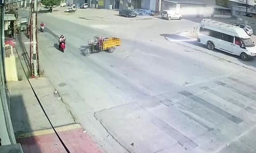Okula giden anneye ehliyetsiz sürücü çarptı: Kaza anı güvenlik kameralarında