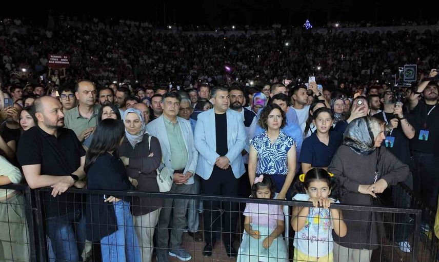 Gediz tarhana festivalinde Merve Özbey dinleyicileri coşturdu