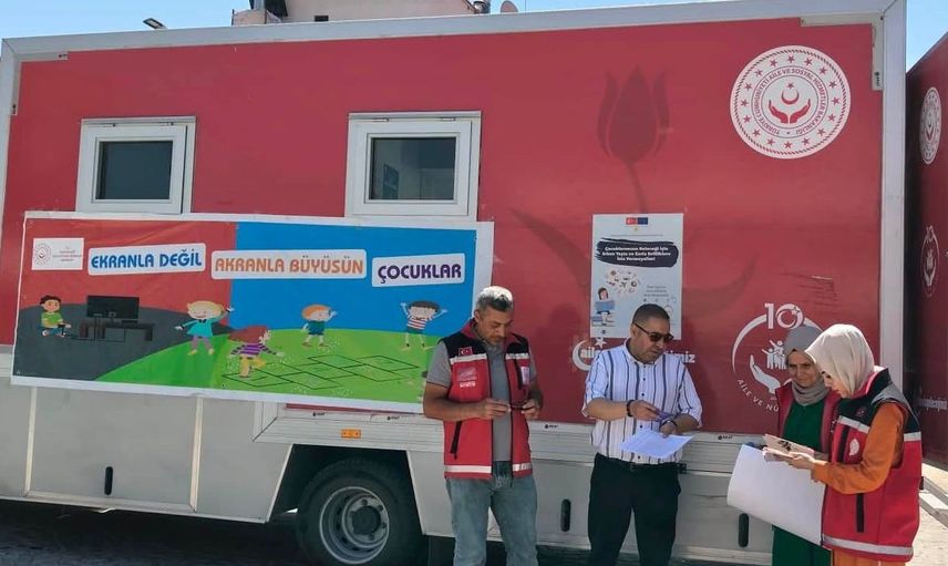 Elazığ’da mobil sosyal hizmet aracı vatandaşlarla buluşmaya devam ediyor